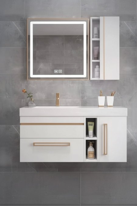 مغسلة بورسلان معلّقة باللون الأبيض مع لمسات ذهبية – مع مرآة LED